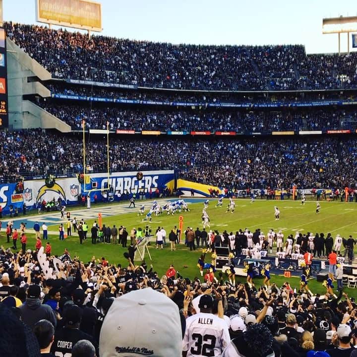マイケル・トレヴィーノのインスタグラム：「The moment you clinch a playoff berth.  Yesterday felt like a home game in San Diego. #raiders 🏈☠🏈☠」