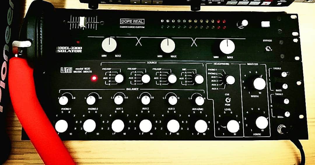 のインスタグラム：「#Urei #Urei1620 #DOPEREAL #MODIFY #DJ #DJBOOTH #自宅 #札幌 #片耳ヘッドフォン #HOUSEmusic 久々現場でロータリー使ってMIXに感情移入出来て良かったからMIX作ろうと思ったら他の〆切いろいろでお正月休みに延期の巻」