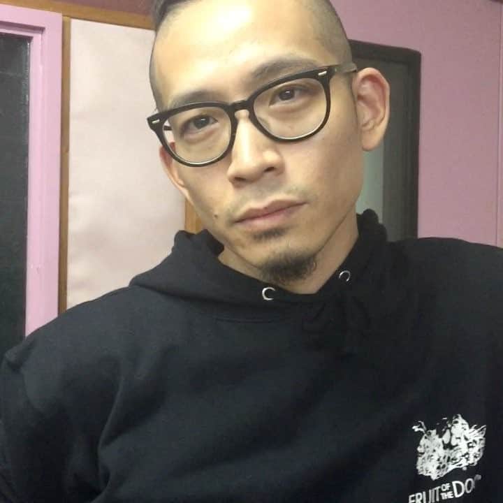 BŌMIのインスタグラム：「久しぶりのバンドライブ 入場無料！Onestです。 月並みな言葉ですが、今のBOMI、すごく良いです。絶対観せたい。足並み遠ざかってた方も無料なので是非お越しください。 12/22(木）EXPOP!!!! 予約はこちらから https://t.co/ABZThazIjo 私の出番は20:55-21:25(30min) カムカム😉💯」