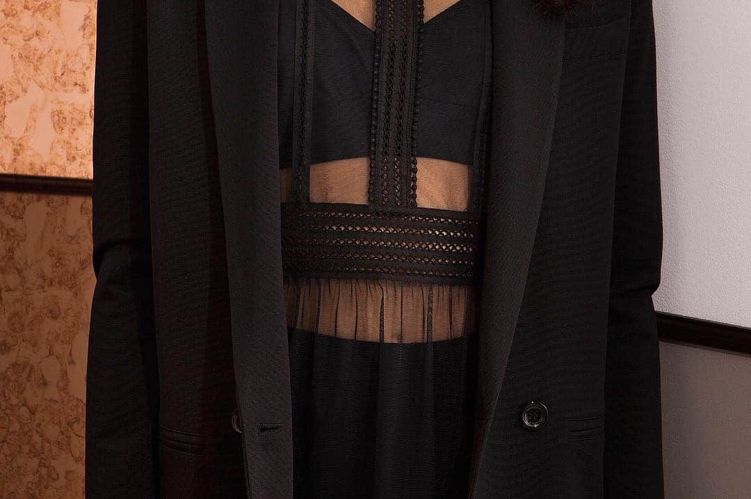 アトスロンバルディーニのインスタグラム：「Black embroideries ✨ #StyleTip #Collection #FallWinter #AtosLombardini」