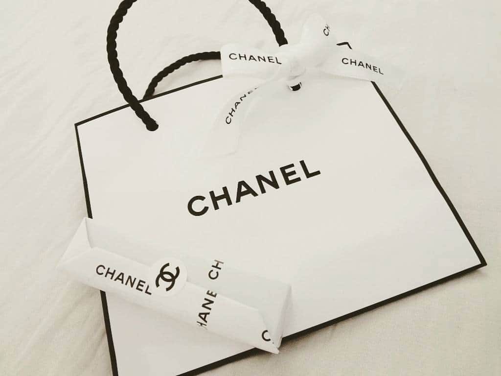 姫崎美桜のインスタグラム：「#chanel  #ショッパー　包み紙に丁寧に貼られた CHANELマークシール  が好きで、商品出す前に撮りました(笑) 中身はリップクリーム✩°｡⋆♡*°」