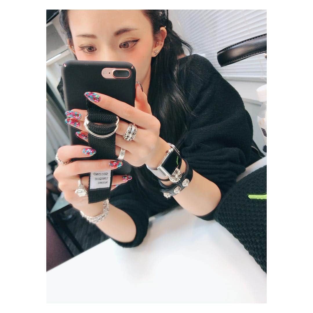 彩姫さんのインスタグラム写真 - (彩姫Instagram)「💕💕💕 new nail 💕💕💕 年内ラストネイルはカラフルにキラキラさせた🌈🌟🍭 #saiki #bandmaid #nail #cromehearts」12月20日 23時21分 - saiki_bandmaid