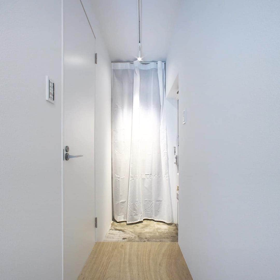 1RENOVATIONさんのインスタグラム写真 - (1RENOVATIONInstagram)「白いカーテンの向こうにあるのはシューズボックス。仕切りを布にすることで、工事の手間やコストを省くと共に、動きのあるコーディネイトに。 #仕切り軽やか #リノベーション #マンションリノベーション #賃貸マンションリノベーション #コンバージョン #ビルリノベーション #ローコストリノベーション #不動産コンサルティング #9 #1RENOVATION #ワンリノベーション」12月21日 11時46分 - 1renovation_official