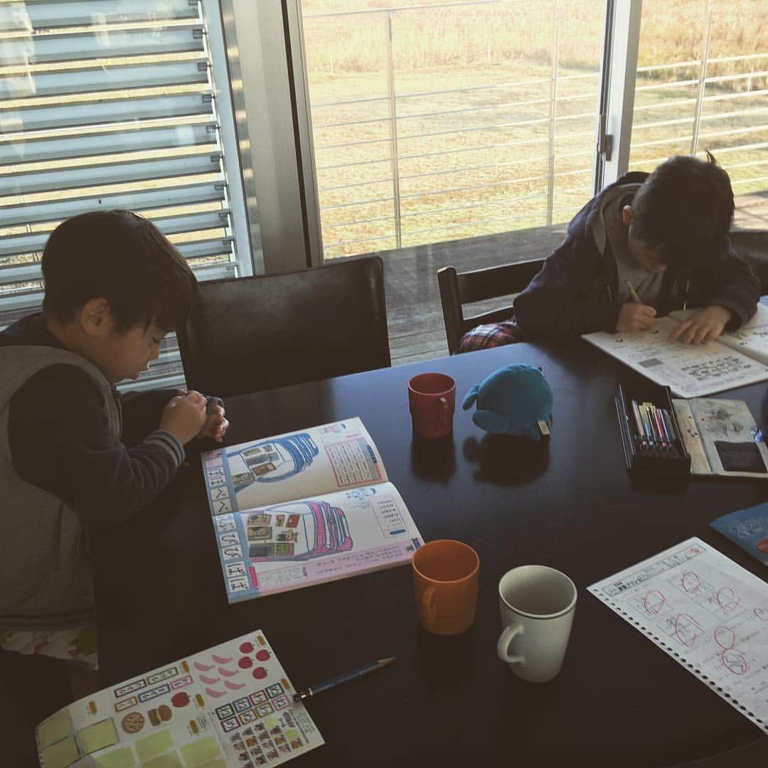 二ノ宮知子さんのインスタグラム写真 - (二ノ宮知子Instagram)「冬休み1日目。大宿題大会。ある程度やったら遊びに出かけます！」12月21日 9時09分 - tomokoninomiyaa
