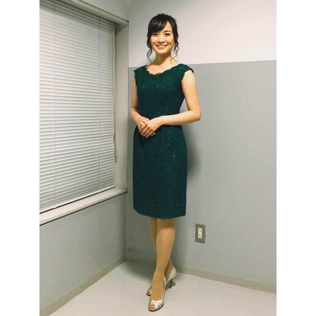 繁田美貴さんのインスタグラム写真 - (繁田美貴Instagram)「*＊ 今日 12/21(水) 18:55〜 は 『THE カラオケ★バトル』！ #今夜 #放送 の #カラオケバトル は #今年 の #最終戦 #歌の異種格闘技戦 13！ #衣装 は #深緑色 の #レース の #ドレス で #ちょっとだけ #クリスマス を意識してみました☆ #今日 は、15:55〜 #生放送 の #L4YOU！ で  #生中継 も担当します。 #イルミネーション の #綺麗 な #あの場所 に #行ってきます♪」12月21日 9時48分 - handa_miki