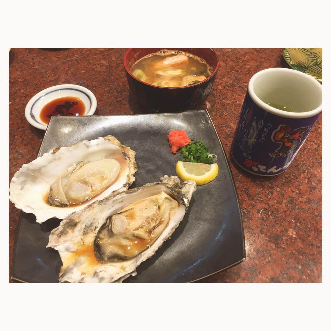 和田彩花のインスタグラム：「今日はがってん寿司✨  生牡蠣ほんと美味しい(｡-_-｡) #寿司  #生牡蠣  #がってん寿司  #夜ごはん  #明日やっと休み  #これからカラオケ✨」