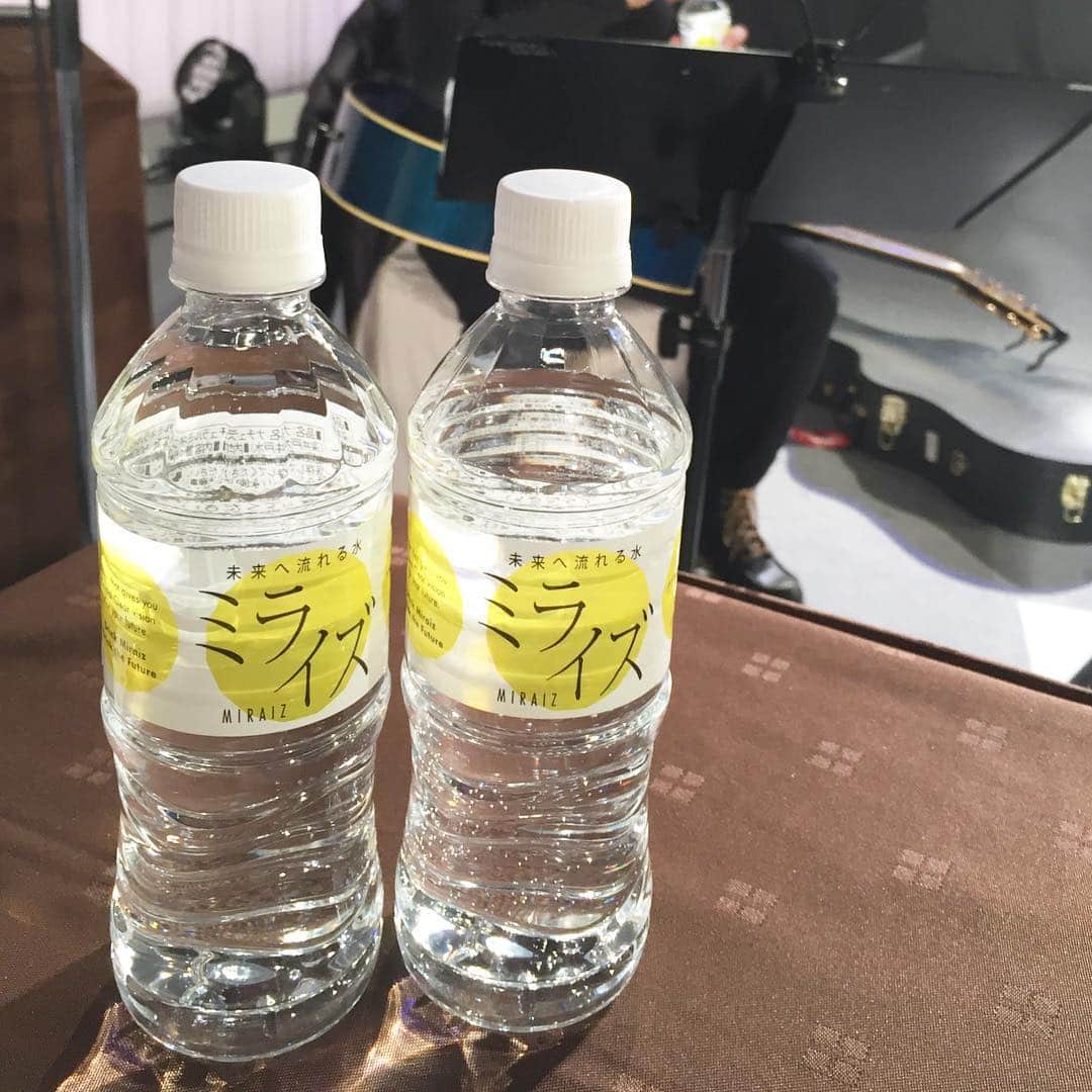 のインスタグラム：「ステージドリンクはこれ。ツアー各箇所に差し入れしてくださった、ギターの葛城哲哉さんのお気に入りのお水『ミライズ』。鳥取の大山のお水。まろやかでおいしい✨ http://miraiz.gift/ #ミライズ」