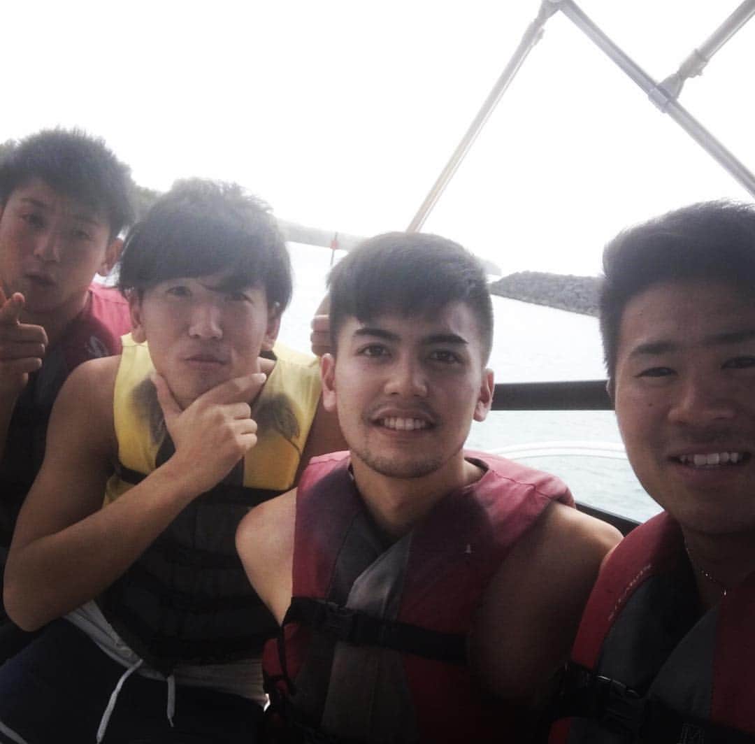 のインスタグラム：「グアム2日目！ #パラセーリング #ithinkso #バナナボート #海歩くやつ #笑いすぎて喉枯れた #はちや最強 #また後日」