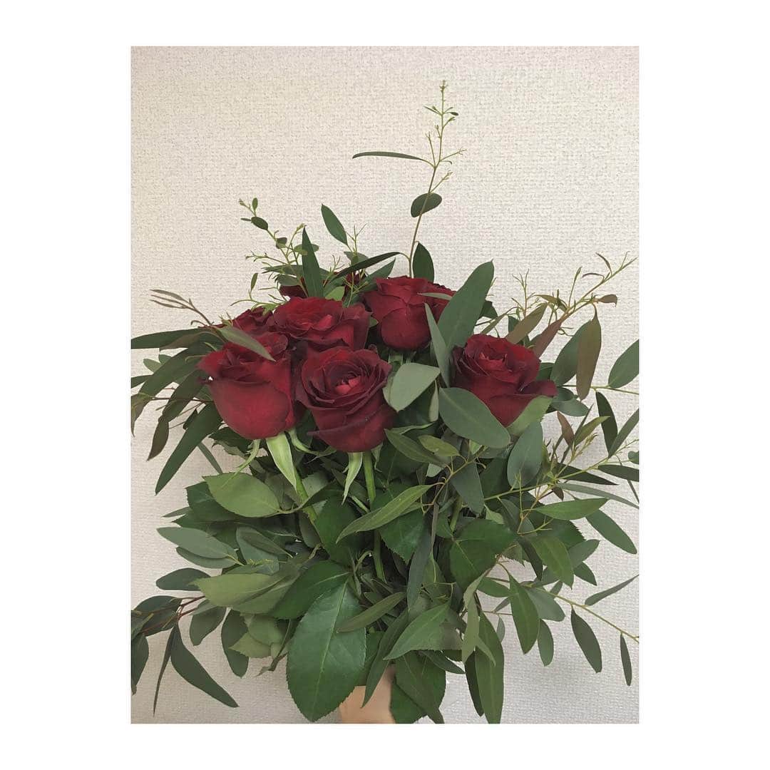 小野寺奈々のインスタグラム：「女性が選ぶお花と男性が選ぶ花って違ってほっこり❤︎ #rose」