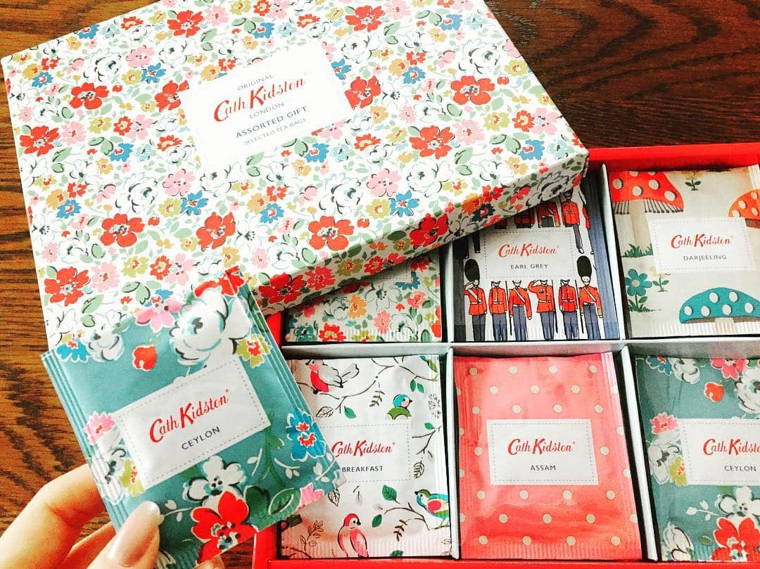 岡本愛加さんのインスタグラム写真 - (岡本愛加Instagram)「これを選ぶ時がどれだけ幸せか...！！ #cathkidston」12月21日 23時04分 - ak_mi_okamdl