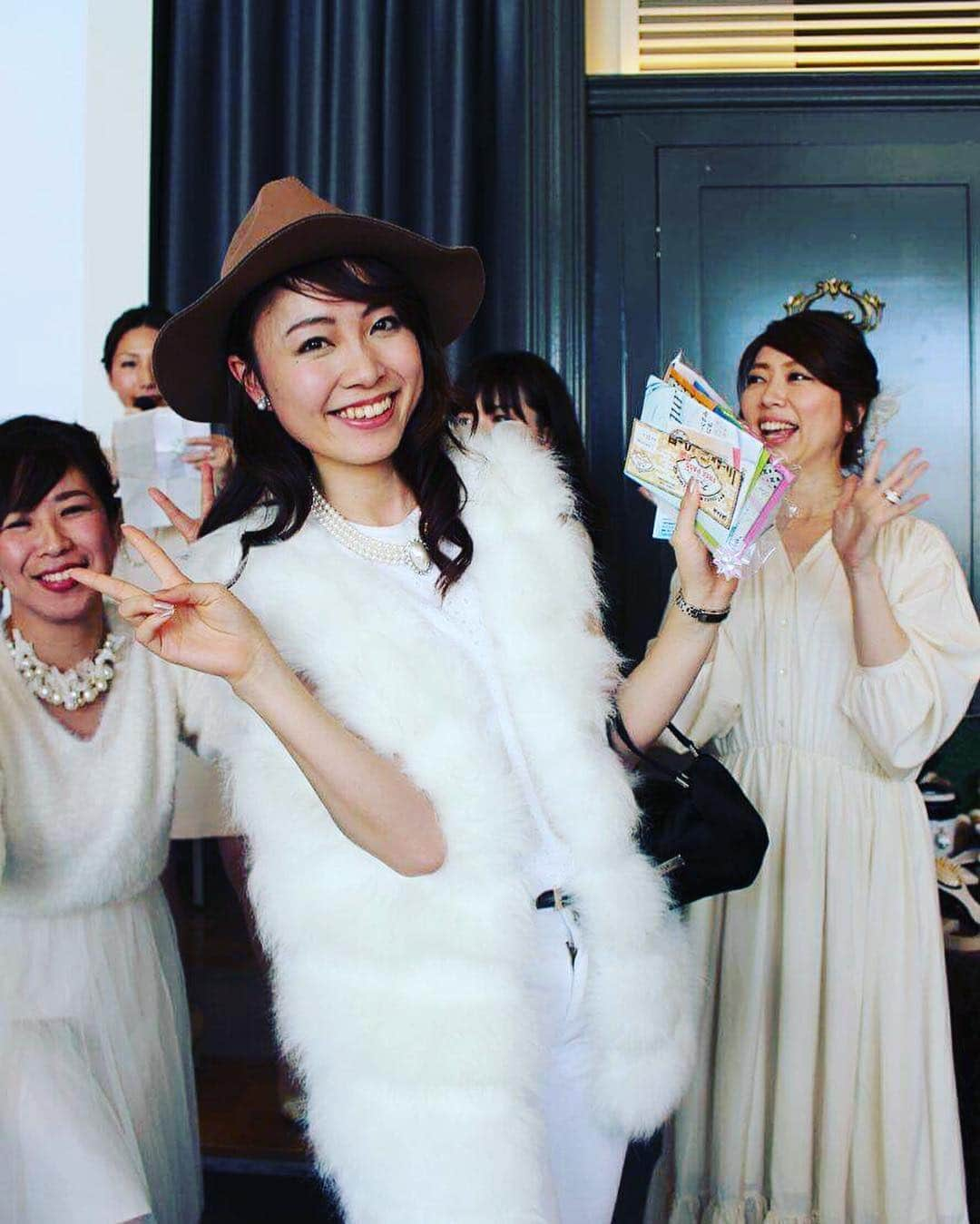 岡本愛加さんのインスタグラム写真 - (岡本愛加Instagram)「パーティーの抽選、 こういうとき大体当たる。 #2万円相当の #エステ券get  #ここで活躍 #貰い物の #ファーベスト」12月21日 23時10分 - ak_mi_okamdl