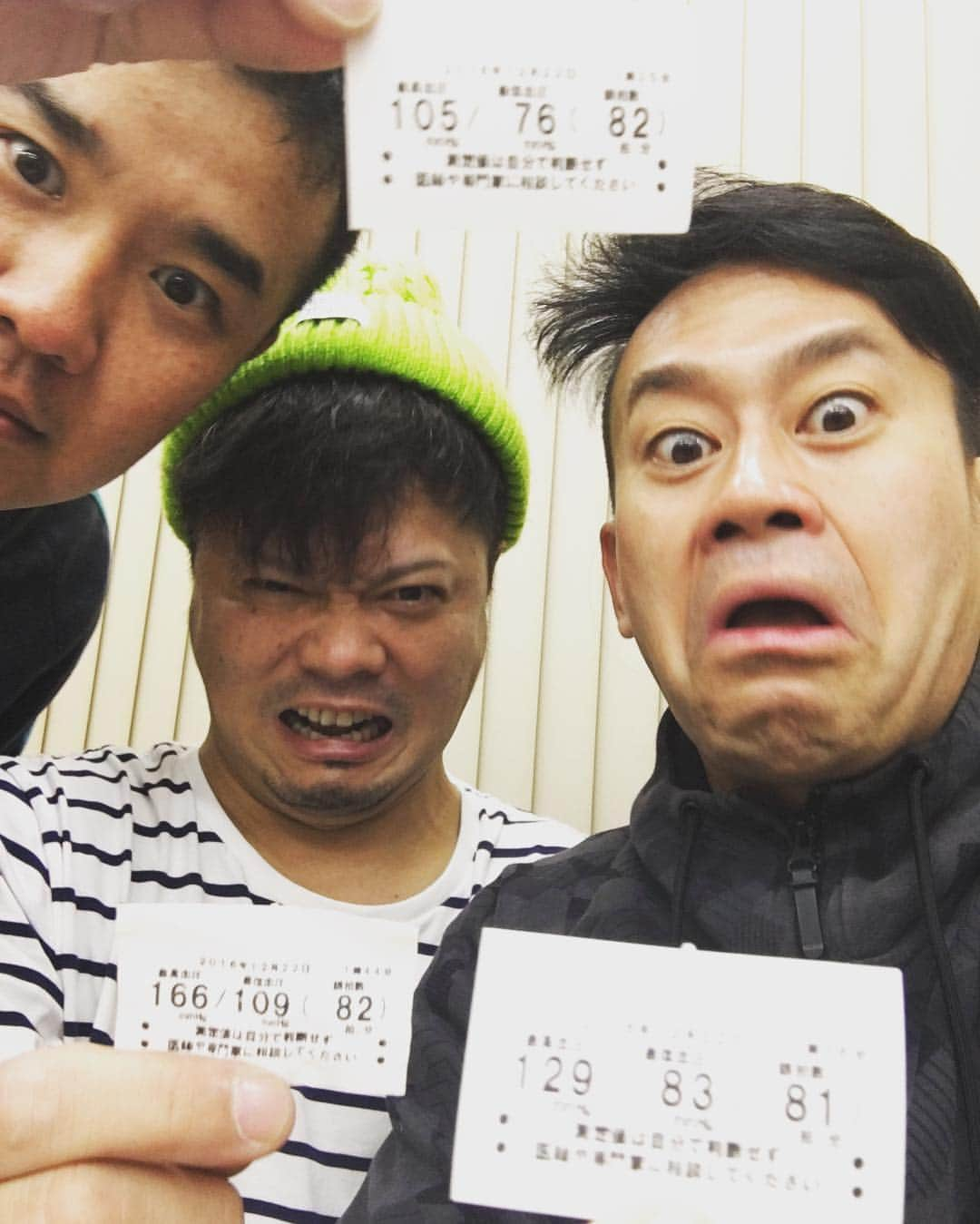 佐田正樹さんのインスタグラム写真 - (佐田正樹Instagram)「サウナ後の血圧測定 #大輔さん正常 #堤下低血圧 #俺高血圧 #このままやった死ぬ #と攻められ #堤下が調子乗り出したから #チョークスリーパー #で半殺し」12月22日 1時02分 - satakisama