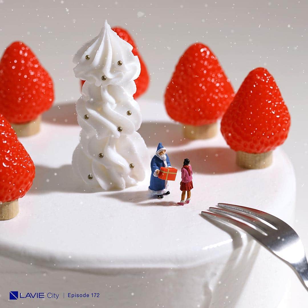 LaVie Cityのインスタグラム：「LAVIE家第172話『クリスマス』 もうすぐクリスマス。サンタが突然さくらの前に現れました。 サンタ「あなたにプレゼントだよ。君を大切に想う人から頼まれてね」 さくら「ありがとう。嬉しいわ」 白い雪がクリスマス一色の街を包みこみました。 #LAVIE_CITY #miniature #恋人はサンタクロース #ウィルがサンタクロース #雪 #クリスマス #プレゼント #メリクリ #冬 #真冬 #ケーキ #クリスマスケーキ  LAVIE Episode 172 [Christmas] It's nearly Christmas. Suddenly Santa appears in front of Sakura. Santa: 「I have a present for you. I was asked by someone who thinks very dearly of you.」 Sakura: 「Thank you. I'm so happy.」 White snow covered the whole town the color of Christmas. #LAVIE_CITY #miniature #SantaIsMyBoyfriend #SantaIsWill #Snow #Christmas #Present #MerryChristmas #Winter #MidWinter #Cake #ChristmasCake」
