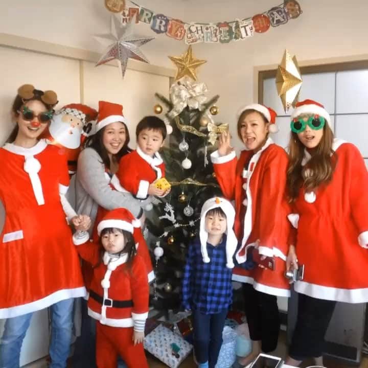 yunomama_takkaのインスタグラム：「#クリスマスパーティー #ホームパーティー#メリークリスマス #クリスマスメニュー#手作り#パーティーメニュー#小学校からの友達#親友#ママ友#ママ友会 #サンタコス#子連れ#子だくさん#ランチ#パーティー好き#アラサー女子#気付けばみんなママ #🎄#🎅#🍗#🍰#🎁#🎉 #MerryChristmas #homeparty#christmasparty#partymenu #bestfriend#happyholidays2016#snow  この前うちでクリスマスパーティーしました❤️ 大人4人＋子供6人で❤️←大家族w でも本当は高校の友達も来るはずが…風邪とか用事とか仕事で来れず人数少なめ😭 ご飯は全部私が用意しました💪と言っても チキンとパンとサラダはコストコだけど😅 ブロッコリーのツリーグラタンとリース型のオムライスとカップケーキは作ったよ✨ 久々に友達と会えて嬉しかったしストレス発散になりました〜🎅🎄✨」