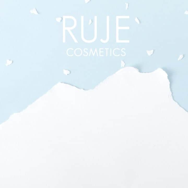 RUJE COSMETICSのインスタグラム：「【Good for winter sports】  油断しがちなウィンタースポーツ時の紫外線。 高SPF＆本格UVカットで、くずれにくい #RUJE でアクティブに楽しもう♪  #RUJE #ルジェ #sunshine #beach #fitgirl #美肌 #BBクリーム #ベースメイク#bluesky #madeinjapan #winter #sports #snow #スノボ #YOLO」