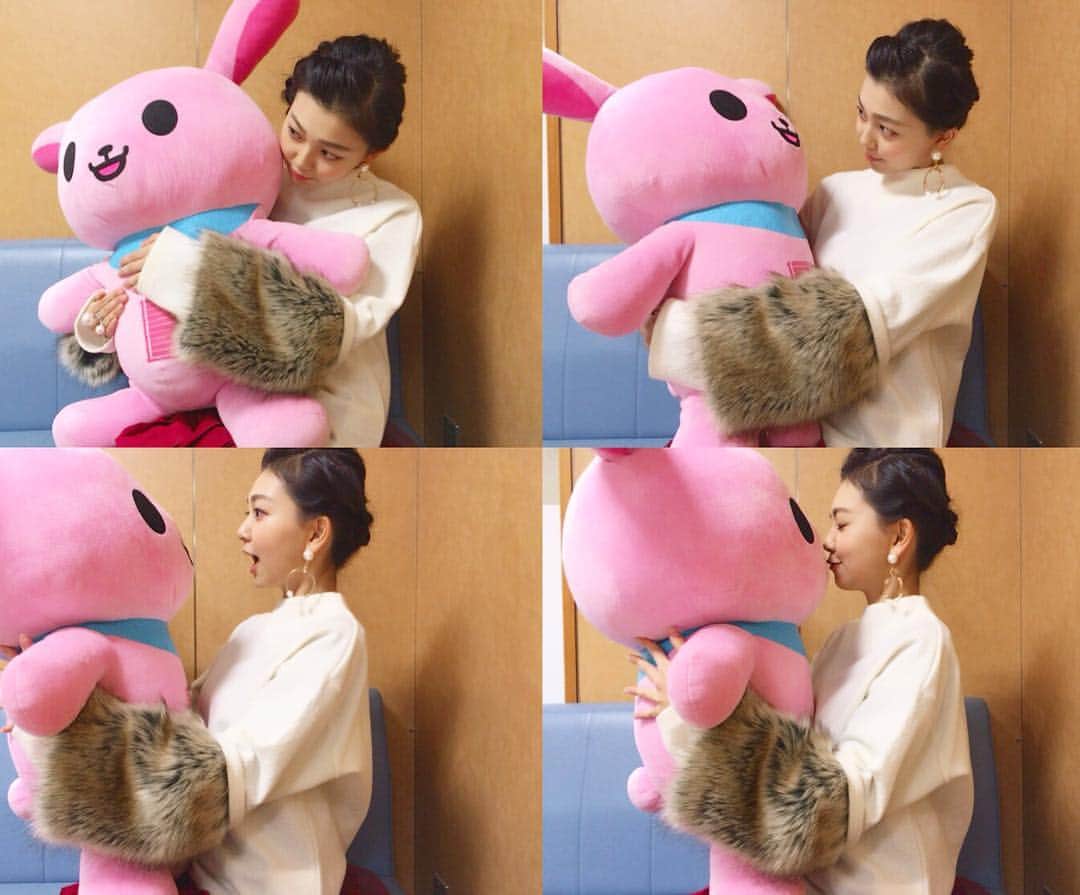 のインスタグラム：「今日の #Rの法則 は 「 #男子失恋カフェ 」です☕️ R’sはふたりだけ、わたしと、まなか。 空いてる方は是非一緒に見よ〜🙌🏻🌟 #もうすぐだよ #NHK #Eテレ #1855 #start * #アールん と #らぶらぶ 劇場❤️🐰❤️」