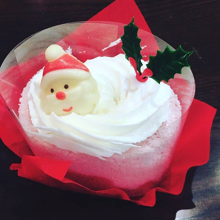 寺山翼のインスタグラム：「ケーキ食べます！ #ロールケーキ  #すこしはやいクリスマス  #いただきます🙏」