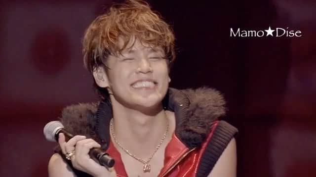 宮野真守のインスタグラム：「【Mamo★Dise Request Corner! No.157】 今日はもう一つリクエストを載せてもいいですか？😁 @rana.mamoru さんから、マモちゃんの 「きもちつないで」 のパフォーマンスを流して欲しいとリクエストでした 😊💕 ということで、今日は 「AMAZING!」 ライブの可愛いチョコみたいなマモちゃんを載せませ 😄💖 バラードコーナーの 「きもちつないで」 パフォーマンスでしたよ、これは！「AMAZING!」 のバラードのマモちゃんはね、やはり可愛すぎます 💘 そしてバラードも大好きなので、バラードマモちゃんを聴いたらいつも癒される〜 と思います！いつも本当に幸せになります 😭💞 // These days I've been hanging out lots with you girls on my own IG account that sometimes I forget to update this one.. oops 😅 But to make it up to you, I've got a sweet sweet request post today~ 💞 This was a request from @rana.mamoru who wanted me to post Mamo's 「Kimochi Tsunaide」 performance.. and since it has been a while, I thought I should post 「AMAZING!」 live tour's cute chocolate-like Mamo 😊💕 If you don't know what I'm talking about, this outfit that Mamo wore for this live tour's ballad corner.. was actually inspired from chocolates and the way they're packaged (because this live tour happened around Valentine's Day) hehe 😁✨ Ballad and Mamo is always one of my favourite combinations ever.. I think one of the easiest ways to prove to a non-fan that Mamo can sing is by showing them his live ballad performances 💘 And if that's not enough, he always wears the sweetest facial expressions when he's singing ballads.. just leave sexy Mamo to his sexy dance tracks because when it's ballad Mamo, you can bet it'll almost always be cute Mamo as well hehe 😊💖 #宮野真守 #miyanomamoru #mamorumiyano #声優 #seiyuu #mamodiserequestcorner」