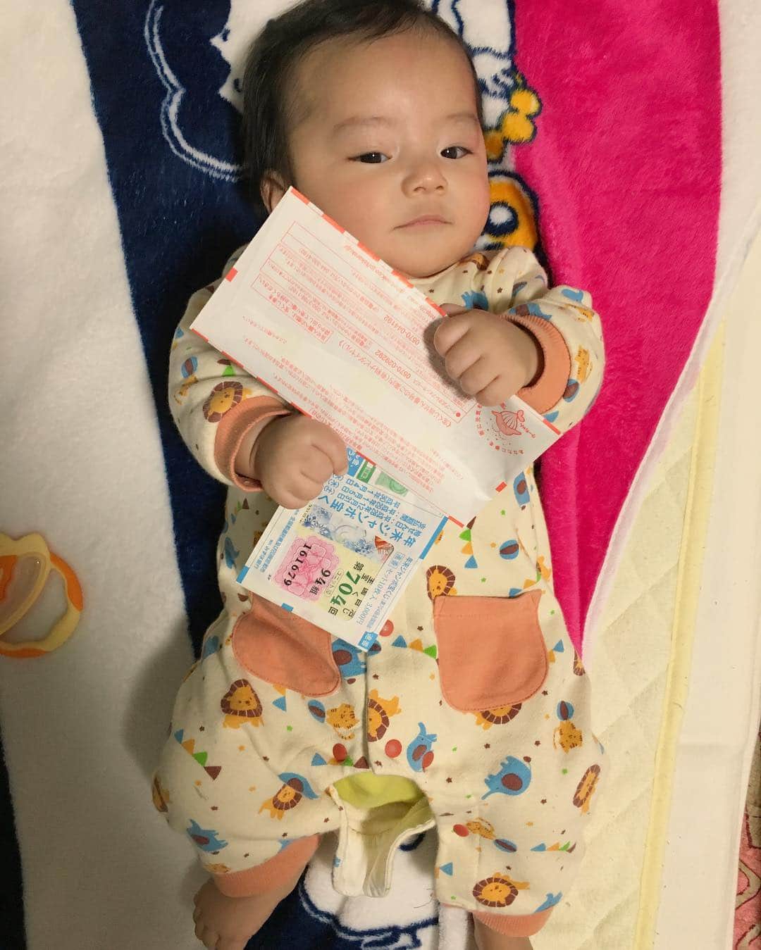 橋田昌実のインスタグラム：「⁑ 年末ジャンボあったれーーーーーー😇 ⁑ #年末ジャンボ  #毎年これだけは買う #毎年300円😇 #生後4カ月 #男の子 #ママ #岐阜 #🙏🏻」