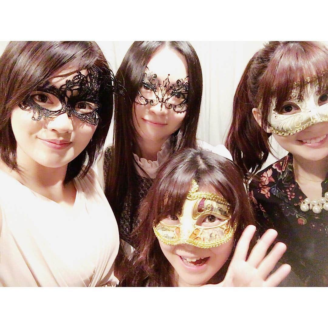 中川杏奈さんのインスタグラム写真 - (中川杏奈Instagram)「クリスマス会🎄🎁💗✨ #多田あさみ #花井美理 #川元由香 #中川杏奈 一応みんなグラビア出身だからグラビア女子会って言ってOKかな？💦 いきなりいろんな話だったけど、ほんと楽しかった😻 最後はグラビアやなことあるあるとか話して盛り上がりました💗 次回はあさみちゃんの猫カフェ行きたい😻✨ 仮面は本場憧れのベネチアンマスク借りたんだけど、白人用だから顔に全然フィットしなかった‼️笑 みんな本当に顔小さいし、鼻と彫りが深いんだね、羨ましい👃🌺🌺🌺 来年は本物のヴェネチア見てみたいな(*^^*)💗 : #クリスマス会 #仮面パーティー #クリスマス女子会 #女子会 #グラビア女子会 #グラビア #グラビアアイドル #女子会とは言えない女性の会 #仮面舞踏会  #ヴェネチア #ヴェネチアンマスク」12月22日 22時57分 - annanakagawa0228