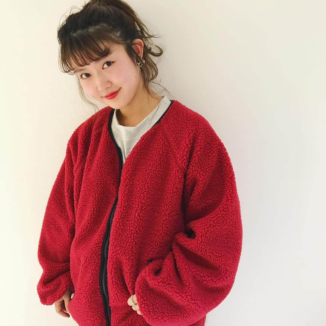 Moeka Horisakiのインスタグラム：「. 赤ってやっぱりカワイイ！ . . #kastane#kastane_outer #kastane横浜店#lumine #outerfair#12月23日から #kastaneからの#xmaspresent  #cookie#flower#shinobu #しまちゃん#赤に一票 #お気に入りの一枚」