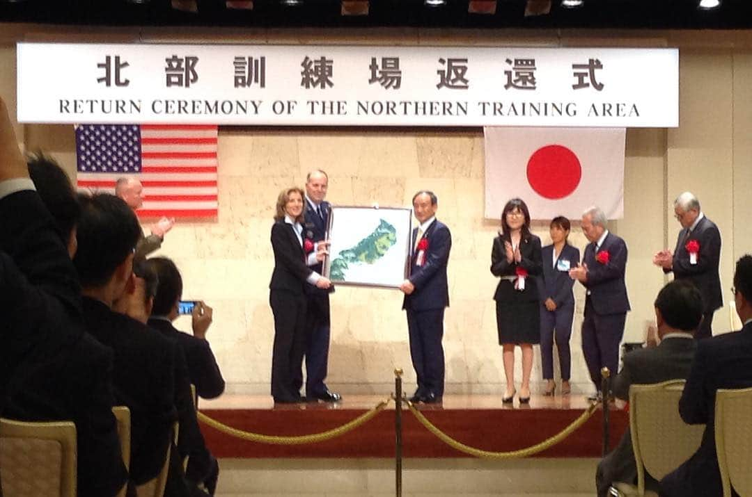 キャロライン・ケネディのインスタグラム：「Thanks to the people of Okinawa for welcoming us today - and thanks to USG and GOJ for concluding largest land return in 30 years. 今日私たちを歓迎してくださった沖縄の皆様にお礼申し上げます。そして、日米両政府がこの30年で最大規模の土地の返還を実現できたことに感謝の気持ちでいっぱいです。」