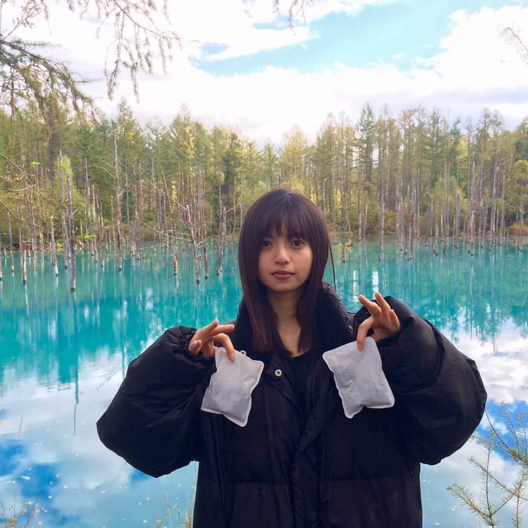 齋藤飛鳥 写真集『潮騒』のインスタグラム：「外を散策中。 思っていた以上に池が青くて空の青が映り込んでいて綺麗でした。 でも ホッカイロは必需品。  #齋藤飛鳥 #寒い」