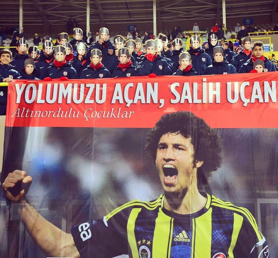 サリフ・ウチャンのインスタグラム：「2008 yılından 2012 yılına kadar Bucaspor'da bana emeği geçen hocalarım ve büyüklerim günümüzde Altınordu için çalışmakta. Önce havalimanında sürpriz karşılama yapan ve devamında maç boyunca destek veren @AltinorduFK'lu genç kardeşlerime ve Başkanım Seyit Mehmet Özkan'a çok teşekkür ederim. Emin ellerdesiniz herşey gönlünüzce olsun 👍」