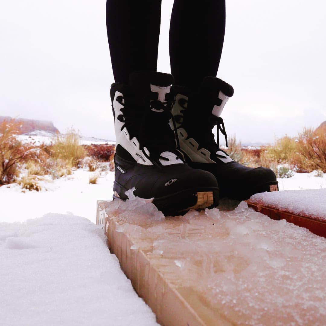 大橋菜央さんのインスタグラム写真 - (大橋菜央Instagram)「Snowy day❄️!! I need these #snowboots #amangiri #utah #honeymoon #hike」12月23日 7時30分 - naoliving