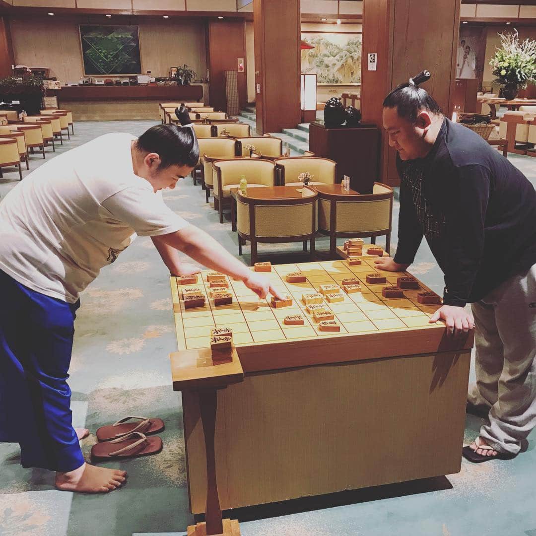 琴恵光充憲のインスタグラム：「将棋の国でりゅーおー戦、 右エコー三段、 左こじけん八億二段。 #白熱した戦い#対局時間40分 #風呂の前に#疲れた#勝敗は#こじけん八億二段#まさかの飛車#端から一気に#あっけなく#終了#お疲れっした」