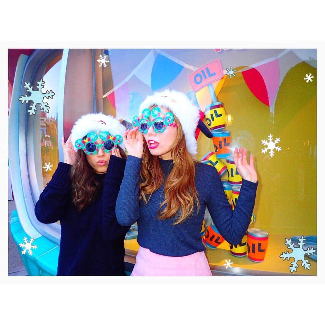 のインスタグラム：「クリスマス🎄イヴイヴ〜🎅🤶❤️💚明日から楽しみな予定ばかり🍾💗💕みんなは何するのかな？✨✨✨写真は元WC店員仲間のあやかってぃ(@chibianya )💗💕 #tdl #tokyodisneyland #Christmas #xmas #Disney #東京ディズニーランド #ディズニー #クリスマス #クリスマスイヴイヴ」