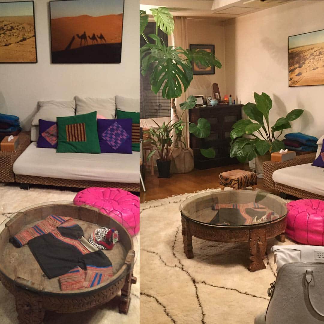 松浦美穂さんのインスタグラム写真 - (松浦美穂Instagram)「モロッコのカーペットがやっと届いた‼︎ 先日のモロッコのピンクのオットマンに続き、壁の写真もモロッコ、そして曼荼羅…インドのテーブルにラオスの子供服を飾ってソファにはブータンのクッション…今、また旅気分！ また楽しくなってきた…  #ones cafe@noeokamoto#神真美#ルシファーリサーチ#ほぼ全てアンティーク#気持ち良い#気分上がる#このアンティークの元々の持ち主に感謝して」12月23日 11時59分 - twiggy_mihomatsuura
