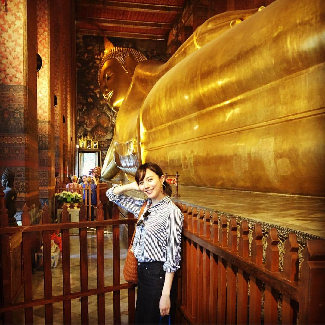 比嘉愛未さんのインスタグラム写真 - (比嘉愛未Instagram)「WaT Pho🙏🏻✨ #Thailand #Bangkok #大寝釈迦仏  #ながーい #全長46m #すべて金箔✨」12月23日 13時43分 - higa_manami