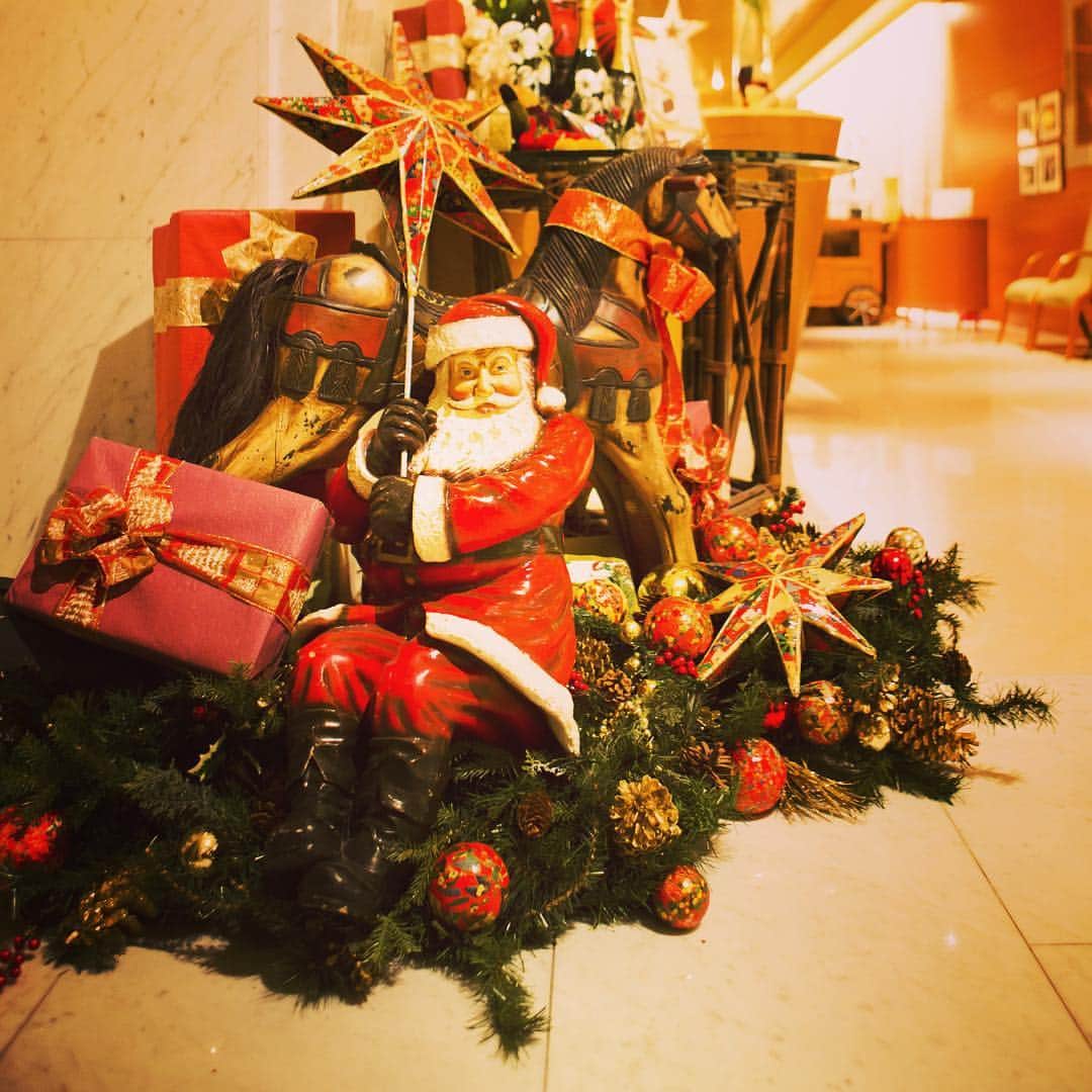 のインスタグラム：「明日はいよいよクリスマスイヴ！サンタクロースからのみなさんへのプレゼント、今年は何でしょうか☆ Tomorrow is Christmas Eve at last ! What present will you receive from Santa Claus this year ? #ウェスティン都ホテル京都  #クリスマス  #santaclaus #thewestinmiyakokyoto #Kyoto #京都 #christmas #xmas  #wmkx16 #keage #蹴上 #サンタクロース #instacool」
