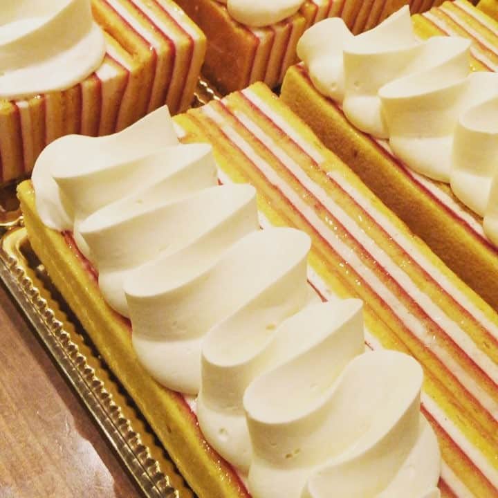 eguchikazuakiのインスタグラム：「ショコラティエのショートケーキ‼️ ミルフレーズ、クリスマスバージョン これから可愛くデコレーションしていきますよ チームプレー私はクリーム絞りとみんなの応援🔥🔥 ふわふわのスポンジとイチゴのジャムにオレンジの香りがほんのり。野いちごのシロップもプラスそました、ホワイトチョコレートを使った軽い生クリームを何層にも重ねてカット🍓 とろけるような口どけです  さらにチョコレートとイチゴを飾ります 私の大好きなショートケーキにショコラティエとしてのアイデアをプラス、まさにデリーモのケーキです😄  デリーモのケーキはどれがオススメなのか？  全てに個性があるので好みで😆  既にクリスマスケーキは店頭売りわずかしかありません。デリーモのケーキを予約してくださったお客様の為に気合いと根性と情熱をプラスしてまだまだやります‼️ メリークリスマス🎁🎁 #delimmo#デリーモ#デリーモ赤坂 #クリスマス #パティシエ#ショコラティエ#eguchikazuaki#江口和明#ケーキ#パティスリー#カフェ#全ては#お客様#とスタッフの為に#がんばります#いっきに#仕上げる#love#sweet」