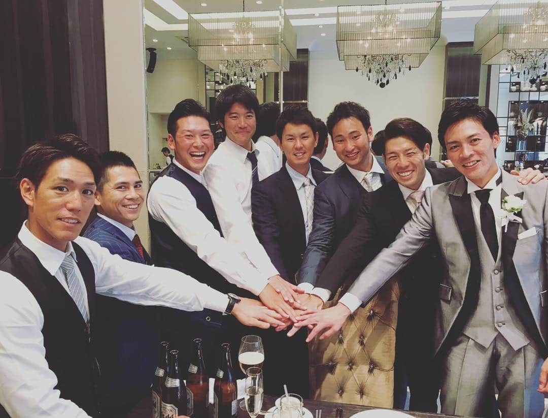 荒波翔さんのインスタグラム写真 - (荒波翔Instagram)「この前、しんじの結婚式の写メをup忘れてました😅 これは同期入団したメンツ😊 入団時のように写真とりました（笑）  #須田幸太 #加賀美希昇 #小林寛 #鶴岡賢二郎 #福山博之 #松下一郎」12月23日 17時18分 - shoshoshonosho.4