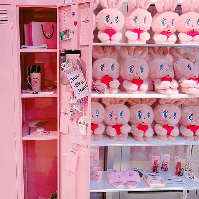 Chuuさんのインスタグラム写真 - (ChuuInstagram)「#chuu #에스더러브스츄 #에스더체리버니 1차, 3천개 모두 분양 완료🐰👏🏻💜 2차 분양은 1월말 예정! #츄홍대플래그쉽스토어 에 있는 버니들도 몇개 남지 않아 곧 품절 예상 되오니😭버니 분양을 생각하고 계신 츄멤님들은 더욱 서둘러 주세요🙋엄청난 사랑에 또 한번 감사 드리며🙏🏻💕1월말에 2차 애기들로 찾아뵐게요 뿅🌈✨」12月23日 17時38分 - chuu_official