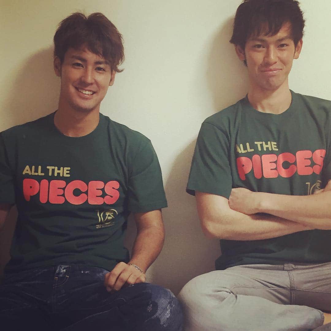 森雄大のインスタグラム：「福岡にかえってきました！！ 今日は家族で秦基博さんのLIVEに行ってきました✨ すごくよかったなー(*^◯^*) 弟とツアーファイナルTシャツをきて✨📷 #秦基博 #福岡 #グッバイ・アイザック」