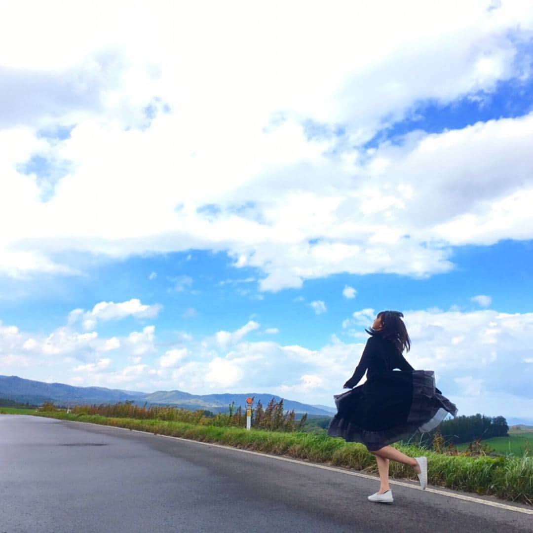 齋藤飛鳥 写真集『潮騒』のインスタグラム：「天気が良かったので自然に囲まれた一本道を駆けてみました。 #齋藤飛鳥 #あしゅ #乃木坂46 #潮騒 #写真集」
