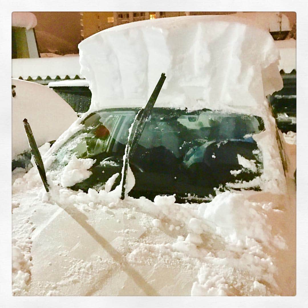 神田昭一さんのインスタグラム写真 - (神田昭一Instagram)「車の上に雪がこんもり  #あしたのために #今夜のうちに雪下ろし #したため #札幌 #12月として #50年ぶり #積雪96センチ #気象予報士 #神田昭一」12月24日 0時54分 - shouichi_kanda