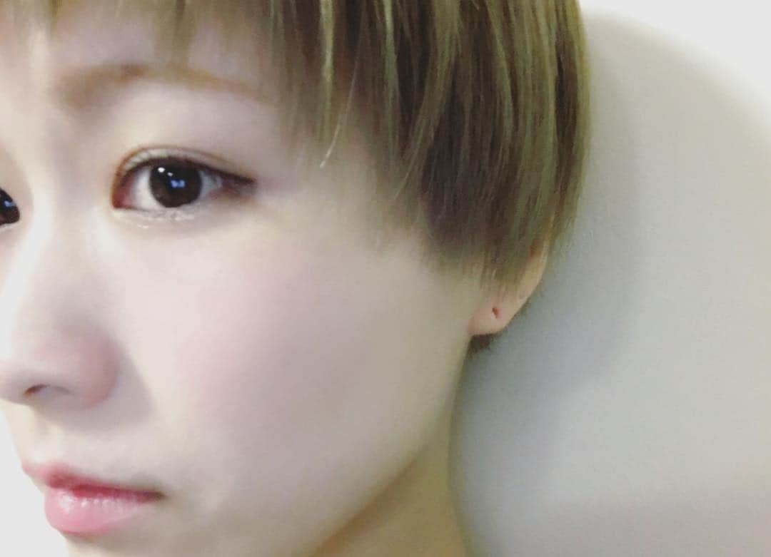 渕上里奈のインスタグラム：「髪がきんきらきんになりました💫」