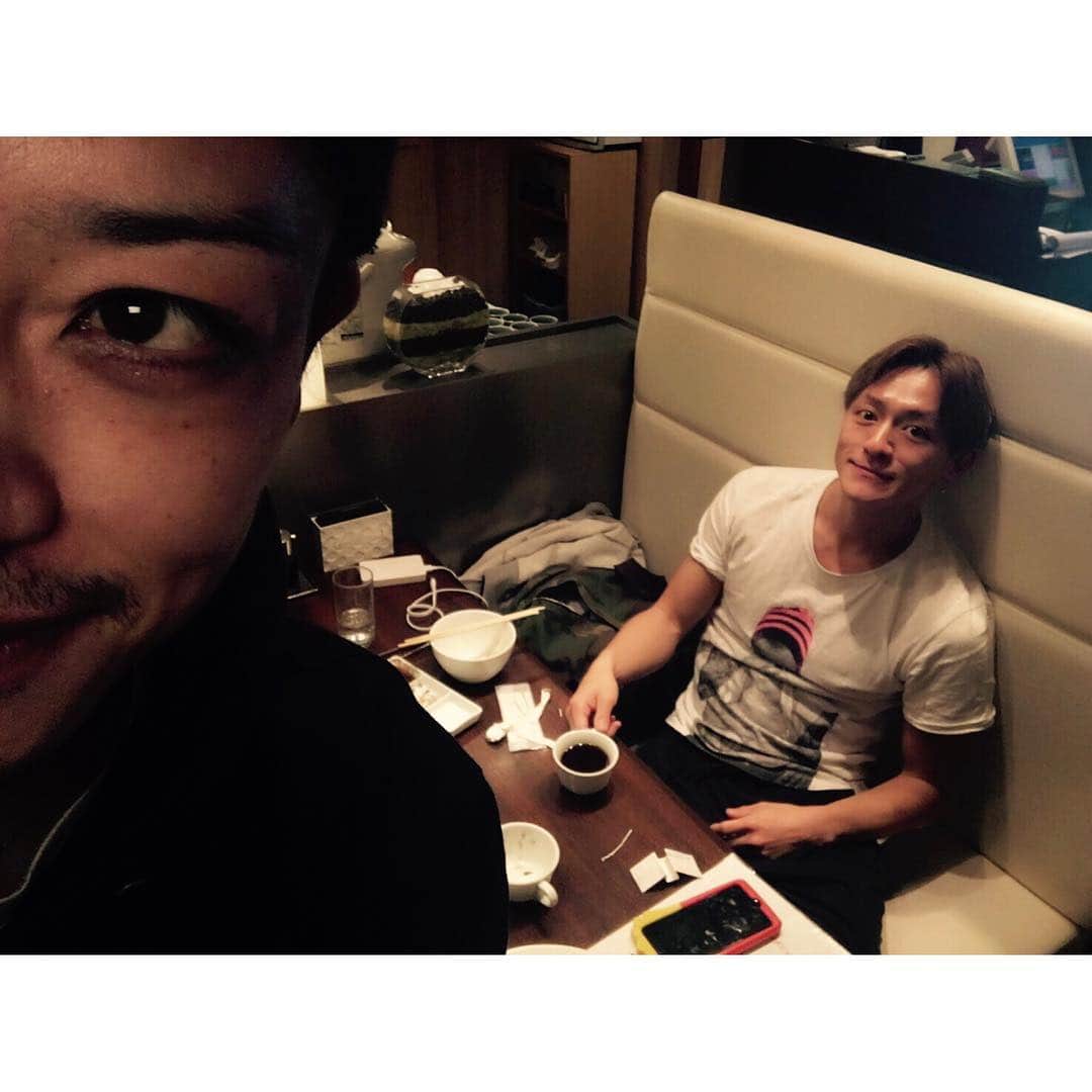 内山麿我のインスタグラム：「しゅーやくん、イブのランチにデートw うけるw #水野周也 #しゅっちゃ #デート #男二人 #洗剤 #焼肉 #大食い #洗剤」