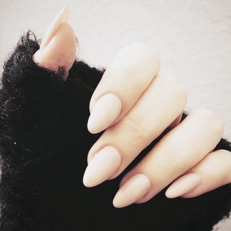 The Beauty Departmentのインスタグラム：「This shape. This shade. Obsessed. @enameldiction ✨💕」