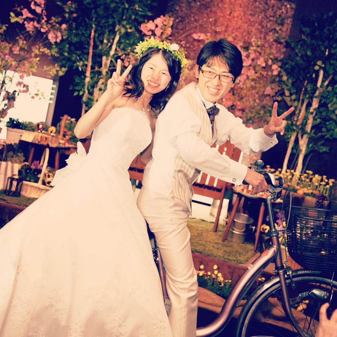 ゼロから創るウェディング✨マーレウエディングのインスタグラム：「【Wedding Concept】Let's Cycling 新婦様の憧れは大好きな人の自転車の後ろに乗る事🚲 会場内には桜の花々のロードが出来、さっそうと笑顔で登場されました🌸  #wedding #bridal  #ウエディング #ブライダル #ブライダルネット #結婚式　#結婚式場　#式場　 #プレ花嫁 #日本中のプレ花嫁さんと繋がりたい #プレ花嫁サポート #福島 #福島市 #オリジナルウエディング　#コンセプトウエディング #自転車 #cycling #新郎新婦入場 #新郎 #新婦 #zexy #zexyspark #載ってない #crazywedding #conceptwedding #結婚式diy #福島花嫁 #東北花嫁」