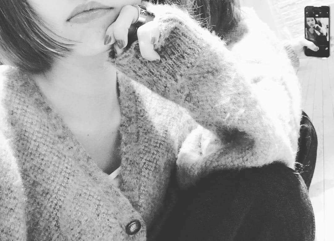 Moeka Horisakiのインスタグラム：「今日はモヘアガーデ着てる。🌝 . . #もーいくつ寝るとCDJP #楽しみすぎる #モヘアカーディガン #きいろにした #Kastane#kastane横浜店」