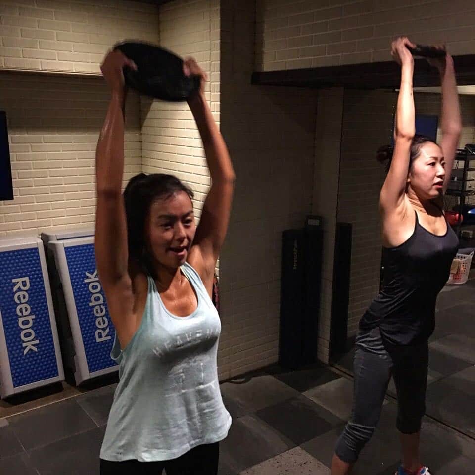 田中律子さんのインスタグラム写真 - (田中律子Instagram)「クリスマスイブにトレーニング❗️ １２キロの重り持ってデッドリフト、スクワット、ステップ600、マグマスタジオの中で身体を温め動かす❗️汗だくトレーニング最高❗️ #popeyepersonalclub #magmaspastudio  #training」12月24日 13時20分 - ri2kotanaka