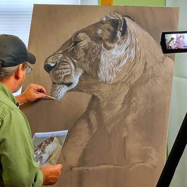 Art Collective Magazineのインスタグラム：「Awesome image of @aaronblaiseart at work on this stunning charcoal piece! #artcollectivemag」