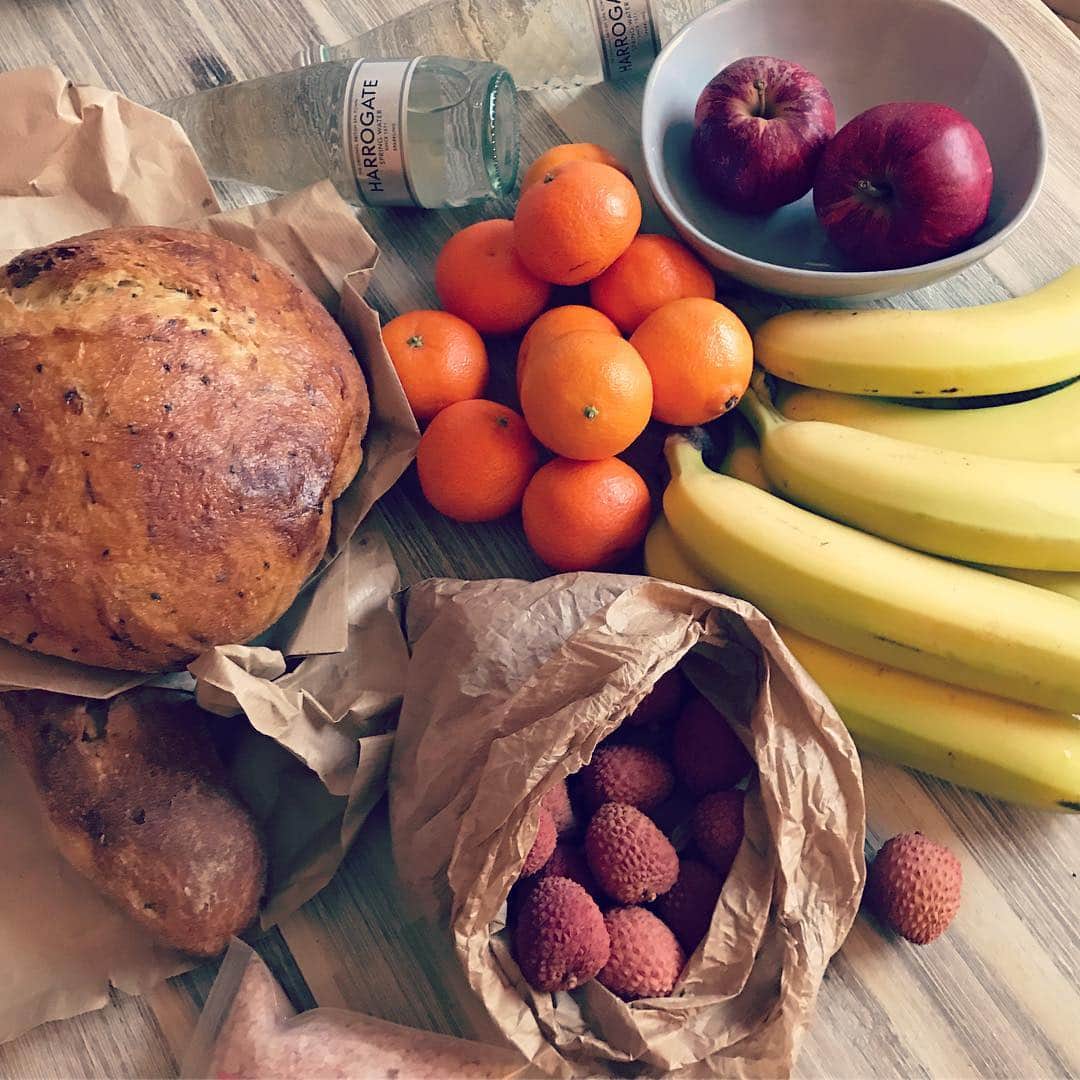 MEGのインスタグラム：「ライチは収穫だったなぁ、美味しい。ほいで、ポテトとローズマリーのサワードウの輝きったら✨🎄🎄」