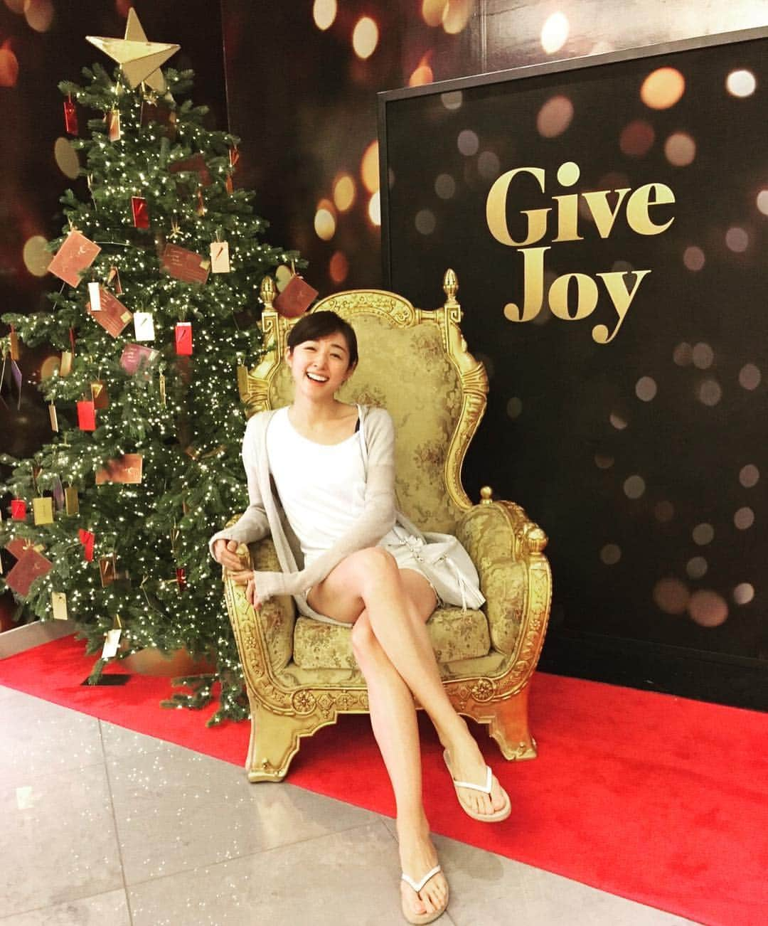 森木美和さんのインスタグラム写真 - (森木美和Instagram)「メリークリスマスイヴ🎅💕 #サンタの椅子 にご機嫌🎵#おほほほ  #guam#タレ目」12月24日 20時55分 - miwamoriki