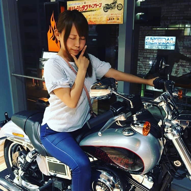 優木瑛美さんのインスタグラム写真 - (優木瑛美Instagram)「乗り物にはなんでも乗りたいわたしです。  #いつぞやの夏 #似合わねぇ #バイク」12月24日 21時31分 - emi_yuuki